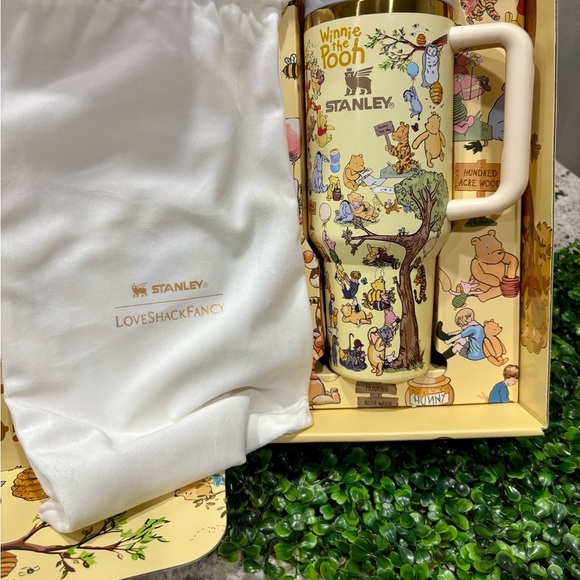 Stanley Winnie the Pooh Tumbler with Handle - Picture 4 of 5